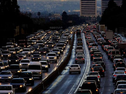Tráfico en una carretera de salida de Los Ángeles.