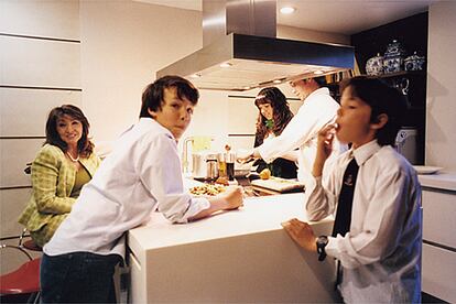 Lourdes Fuentes, empresaria, con sus cuatro hijos en la cocina de su casa.