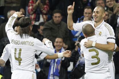 Marcelo, Sergio Ramos y Pepe felicitan a Benzema tras el primer gol ante el Villarreal.