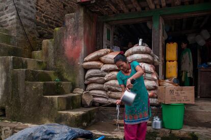 El suicidio constituye la principal causa de muerte en mujeres de 15 a 49 años en Nepal. Por motivos como éste, no se puede concebir una estrategia de acción humanitaria en emergencias sin la integración de la salud mental y el apoyo psicosocial.