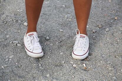 Detalle de sus Converse.