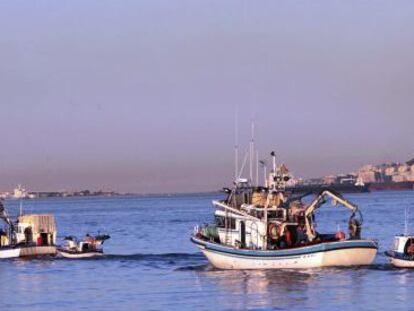 Pescadores de la bah&iacute;a de Algeciras, junto a Gibraltar.