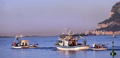 Pescadores de la bah&iacute;a de Algeciras, junto a Gibraltar.
