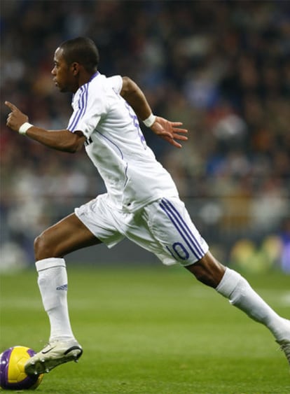 Robinho conduce el balón durante un partido con el Madrid.