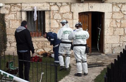 El incendio de la casa rural en la localidad burgalesa de Tordómar en el que han fallecido seis personas y otras cinco han resultado heridas podría haberse iniciado por la combustión de muebles, según ha explicado el subdelegado del Gobierno de la región, José María Arribas. En la imagen, agentes de la Guardia Civil investiga en el exterior de la casa.