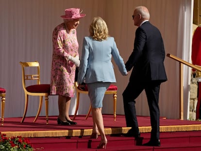 La reina Isabel II saluda al presidente Biden y su esposa Jill en el castillo de Windsor, al oeste de Londres este domingo.