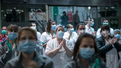 Personal sanitario del Hospital Clínic de Barcelona bajan a la calle para unirse al aplauso de los vecinos