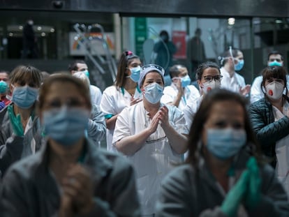 Personal sanitario del Hospital Clínic de Barcelona bajan a la calle para unirse al aplauso de los vecinos