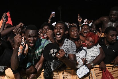 l público reacciona mientras el rapero maliense Iba one actúa en el escenario del Festival de Música Urbana de Anoumabo (Femua) en Abiyán, el 14 de mayo de 2022.