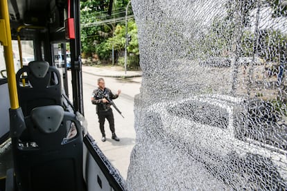 Un autobús dañado durante un operativo en una favela en Río de Janeiro, el 7 de enero.