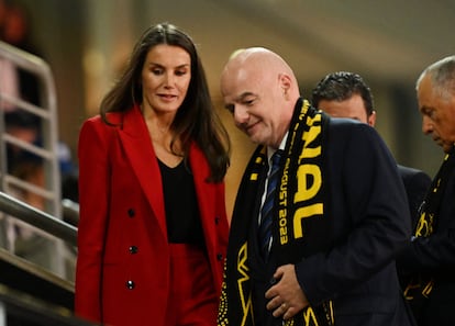 La reina Letizia en compañía del presidente de la FIFA, Gianni Infantino, en el estadio de Sídney minutos antes de comenzar la final del Mundial de fútbol femenino.