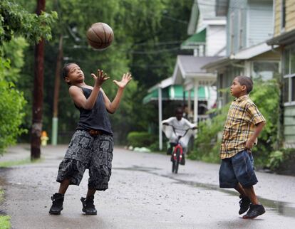Dos niños juegan a baloncesto en una calle de Akron, estado de Ohio.