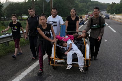 Una familia camina por la carretera de Huixtla, en Huehuetán, al sur de México.