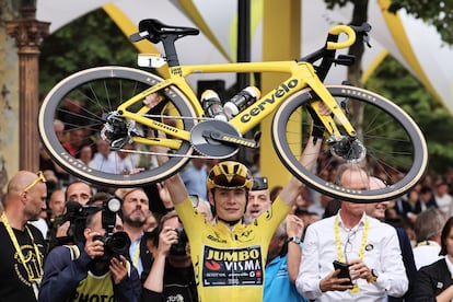 Jonas Vingegaard con su bicicleta en la última etapa tras ganar el Tour de Francia 2023.