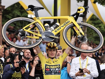Jonas Vingegaard con su bicicleta en la última etapa tras ganar el Tour de Francia 2023.