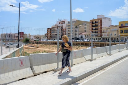 Una mujer pasa por uno de los puentes de Paiporta (Valencia), el 1 de agosto.