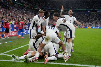 Los jugadores ingleses celebran el triunfo ante Eslovaquia.