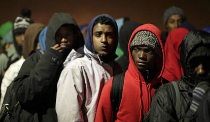 Migrants esperen el seu torn per ser desallotjats.