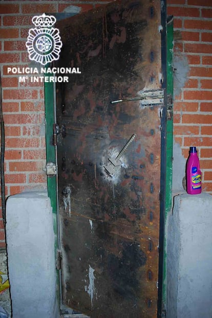 Las puertas tienen varios cerrojos para garantizar la seguridad de la vivienda y hacer de ella un lugar "acorazado".