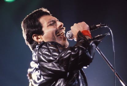 Freddie Mercury, durante la actuación de su gira "Jazz Tour 1980".