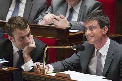 Macron, a la izquierda, y Valls, este jueves en el Parlamento. 