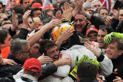 Hamilton es felicitado por sus compañeros de McLaren y por los aficionados.