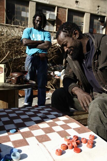 Azu observa a Kherebá jugar a las damas africanas.