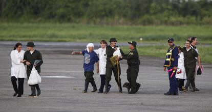 Militares y policías llegan al aeropuerto de Villavicencio tras ser liberados.