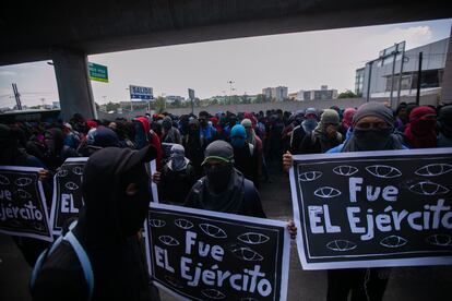 Manifestantes protestan a las afueras del Campo Militar 1, en Ciudad de México.