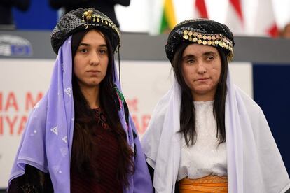 Nadia Murad (i) y Lamia Haji Bashar (d), activistas de la comunidad yazidí en contra de la esclavitud sexual por el Estado Islámico, en el Parlamento Europeo en Estrasburgo (Francia), el 13 de diciembre de 2016.