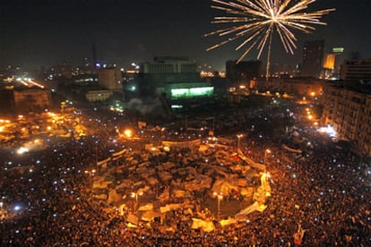 Un manifestante estrecha la mano de un soldado durante la celebración de la huida de Mubarak en la plaza de la Liberación.