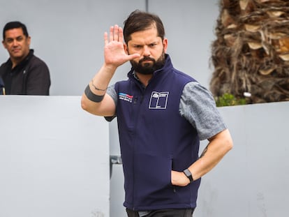 Gabriel Boric a su llegada a una conferencia en Viña del Mar, Chile.