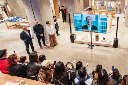Inauguración de la tienda insignia de la firma en Nankín (China). En la pantalla, el CEO de Inditex, Óscar García Maceiras.
