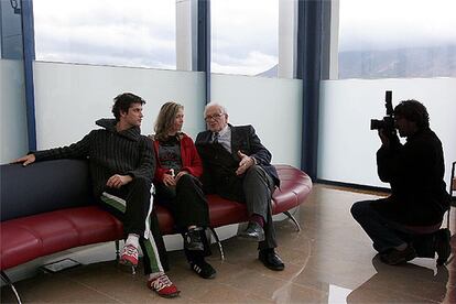 Los actores Stéphan Roche y Sophie D&#39;Alezio junto a Pierre Cardin, ayer en el Palau d&#39;Altea.