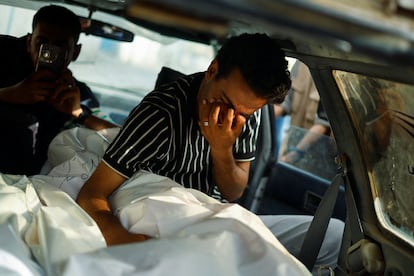 Un hombre llora sobre el cuerpo de un familiar muerto tras un ataque israelí sobre un campo de desplazados en Rafah, durante su funeral este lunes.