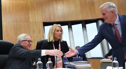 Clara Martínez en medio del presidente de la Comisión Europea, Jean-Claude Juncker y el negociador jefe de la UE para el "brexit", Michel Barnie.