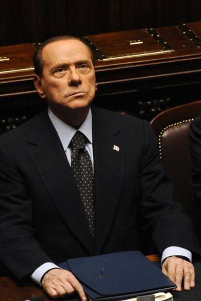 Berlusconi observa el hemiciclo antes de la votación de ayer en Roma.