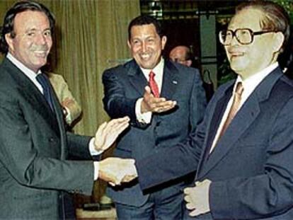 El cantante español Julio Iglesias, el presidente de Venezuela Hugo Chávez y el presidente chino Jiang Zemin coincidieron el pasado martes en Caracas.