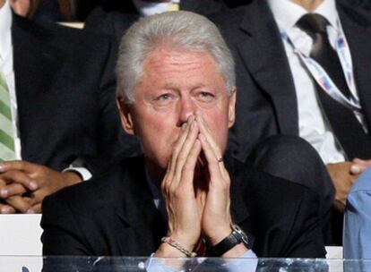 El ex presidente de EE UU, Bill Clinton, escucha atentamente a su esposa durante la convención demócrata en Denver