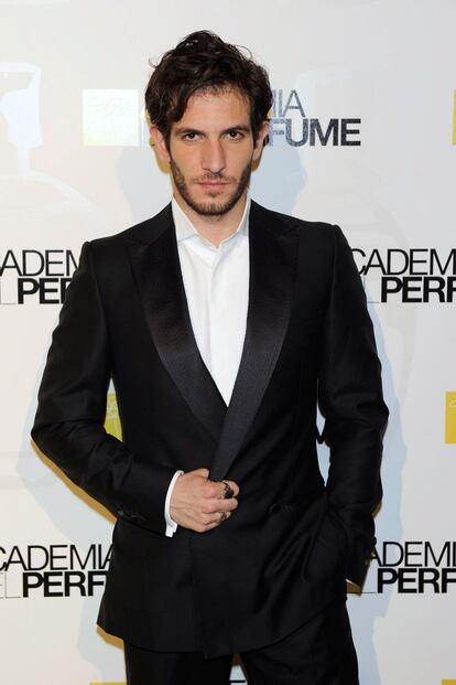 Quim Gutiérrez entregó un premio, muy guapo con su esmoquin sin corbata, de Z Zegna. 