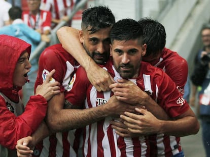 Carmona celebra su gol en el Molinón.
