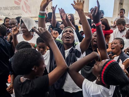 Un grupo de inmigrantes reza a bordo del 'Aquarius.