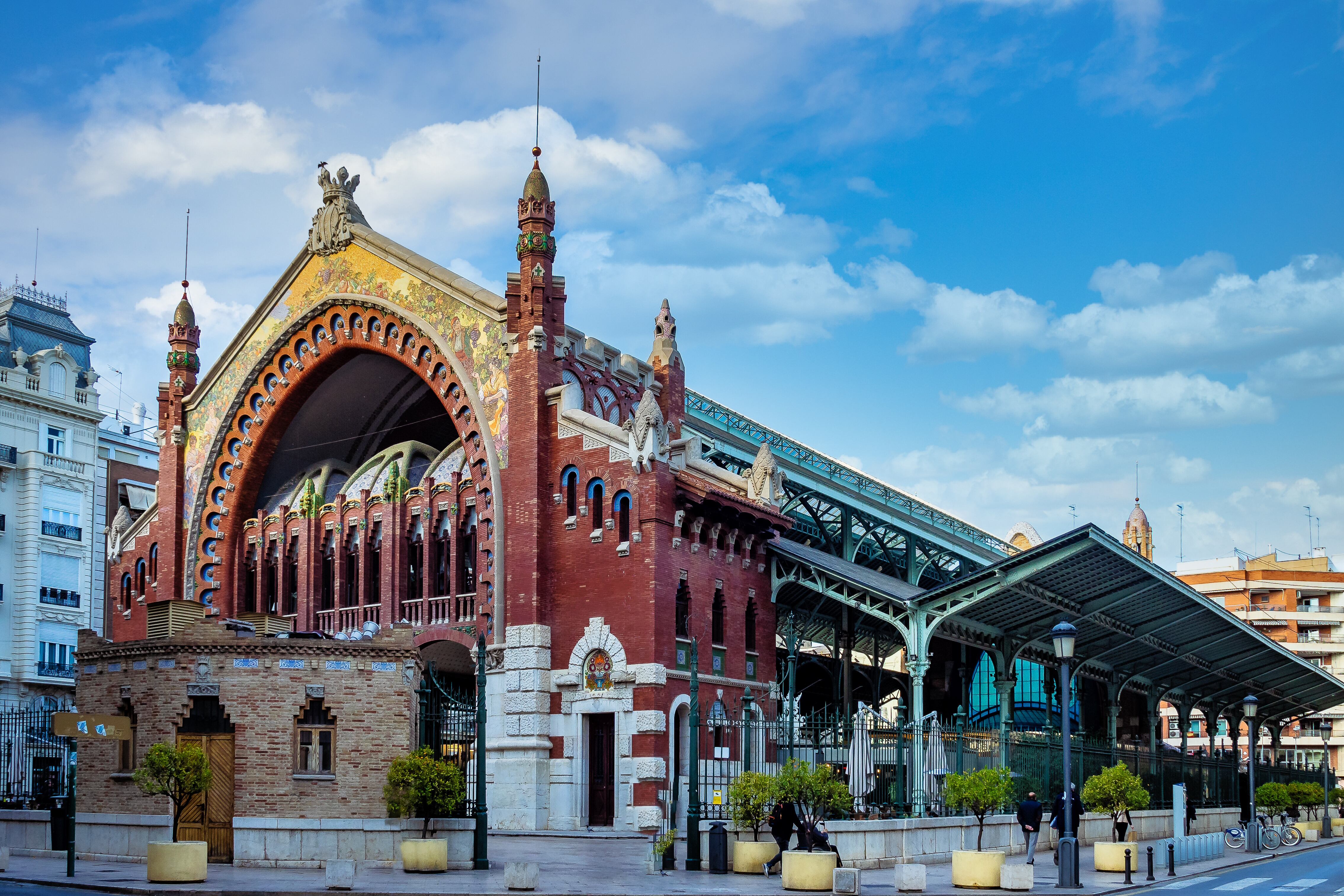 El modernista mercado de Colón, construido en 1916, muestra su flamante nuevo aspecto tras ser rehabilitado.