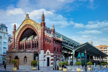 El modernista mercado de Colón, construido en 1916, muestra su flamante nuevo aspecto tras ser rehabilitado.