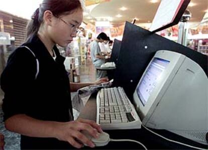 Una estudiante china navega por Internet en Shanghai.