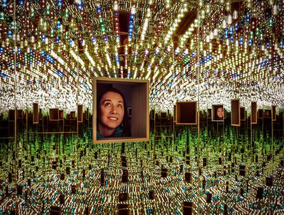 Una mujer se asoma por la ventana de ‘Amor de habitación reflejado en la infinidad para siempre’ (Infinity Mirrored Room-Love Forever), durante la rueda de prensa de la exposición que estuvo en el Hirshhorn desde el 21 de febrero de 2017 en Washington, DC.