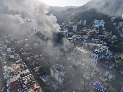 Vehículos y negocios incendiados se queman en varios puntos de la ciudad de Puerto Vallarta luego de que miembros del crimen organizado realizaron retenes tras un operativo militar en el que, según una fuente gubernamental, murió el narcotraficante mexicano Nemesio Oseguera, conocido como "El Mencho"