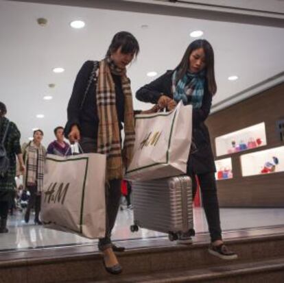 Dos mujeres salen de una tienda de H&M en Hong Kong.