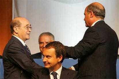 Jose María Cuevas (a la izquierda) saluda a Gerardo Díaz Ferrán en presencia de Rodríguez Zapatero.