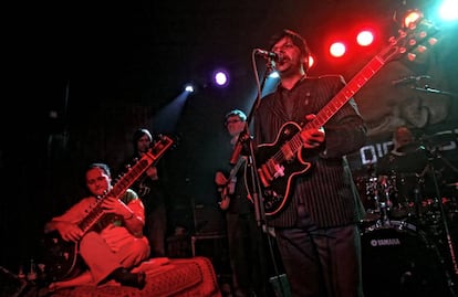 El líder de Cornershop, Tjinder Singh, durante un concierto en la sala Moby Dick, en 2010.